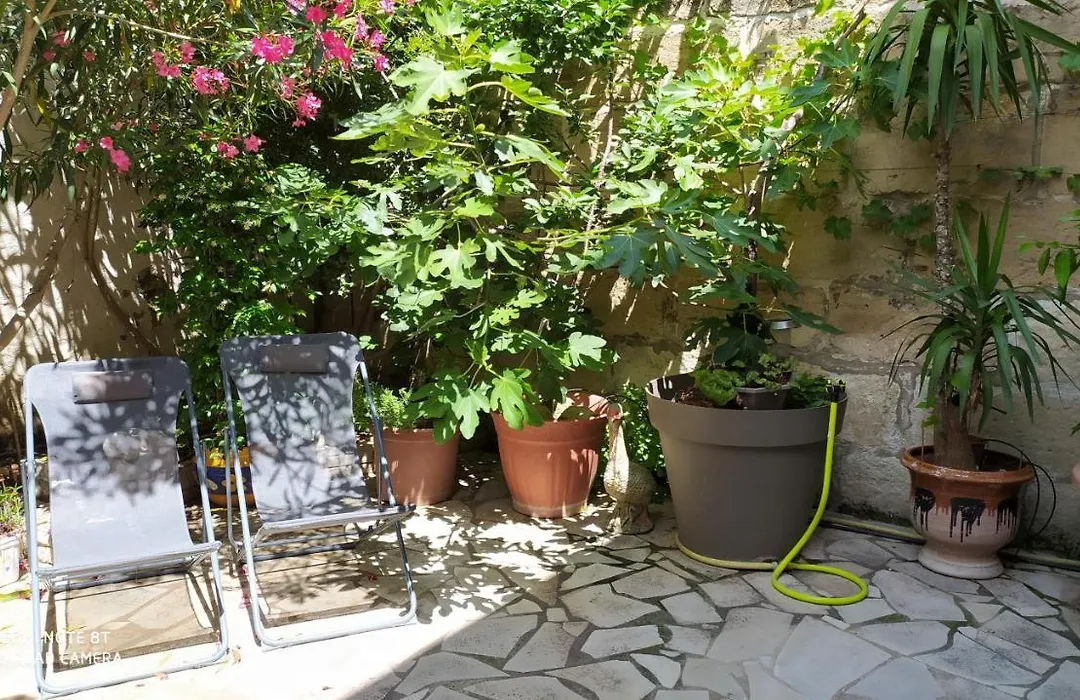 Chambres d'hôtes indépendantes au rez-de-chaussée d'une maison provençale dont une avec cour intérieure-1