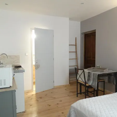 Chambres d'hôtes indépendantes au rez-de-chaussée d'une maison provençale dont une avec cour intérieure-2